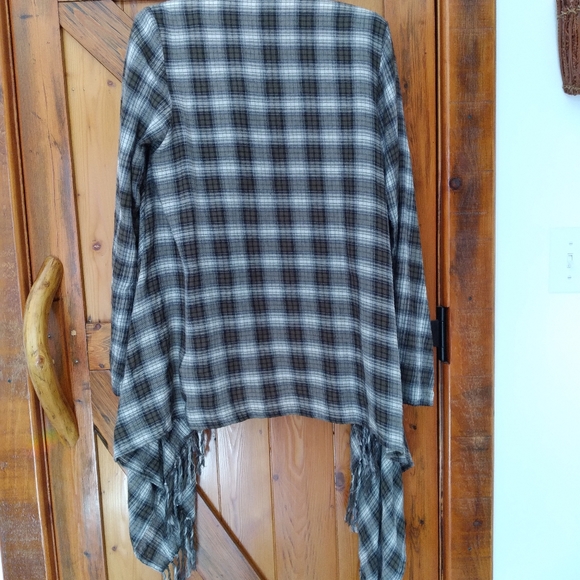 Asymmetrical Cardigan with Fringes - Picture 2 of 8